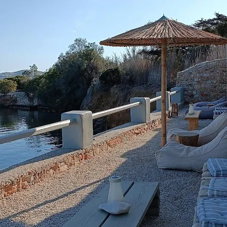 Nesaea Seafront House 파라스포로