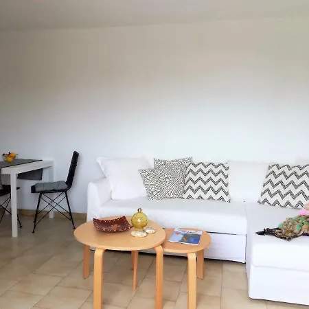 Nesaea Seafront House * 파라스포로